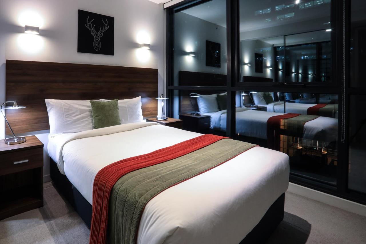 Flinders Street Apartment *