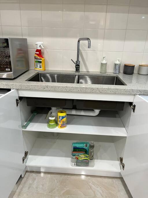Brand New Modern 2 Bedroom At Airport! *