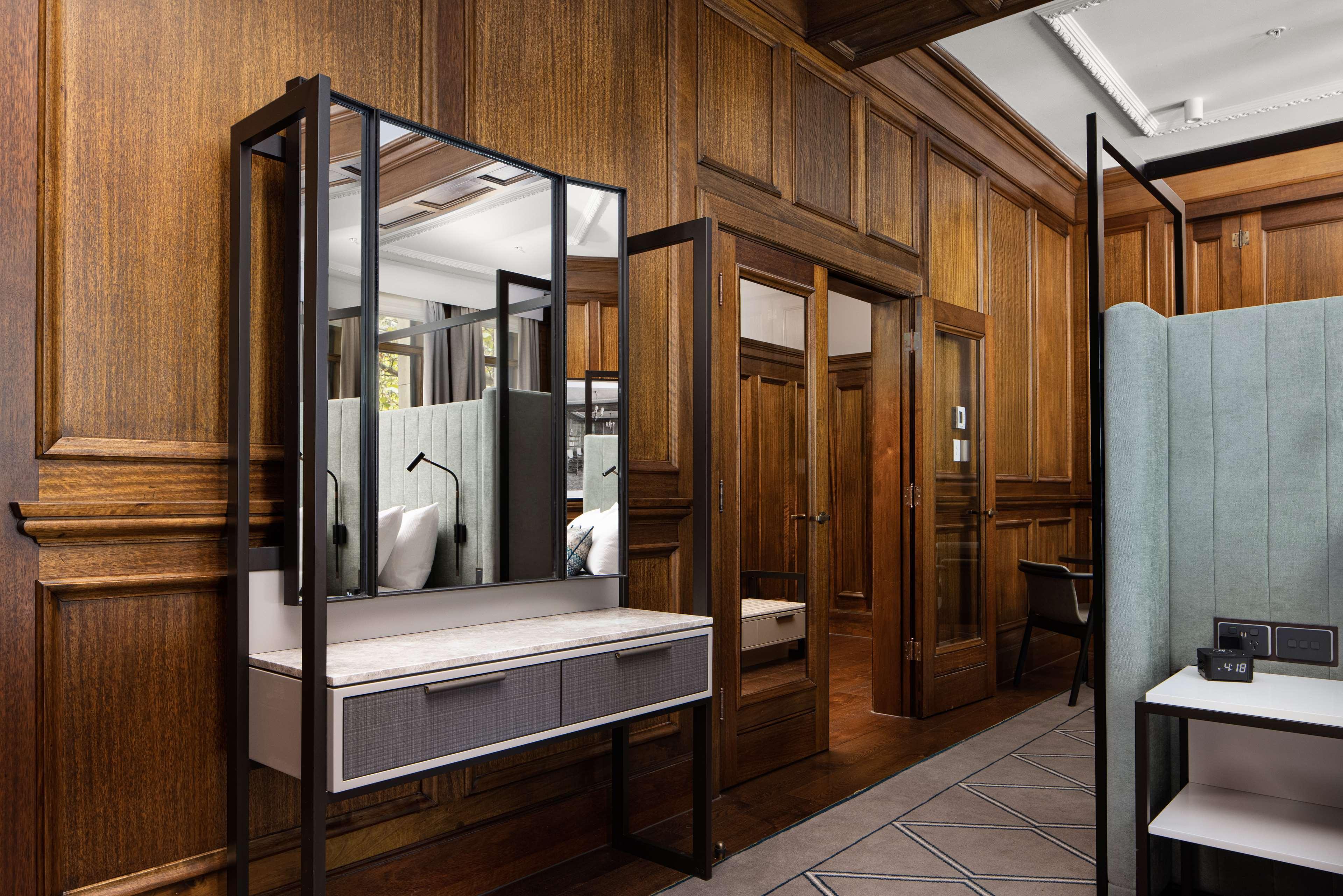 Hilton Little Queen Street 5* Melbourne