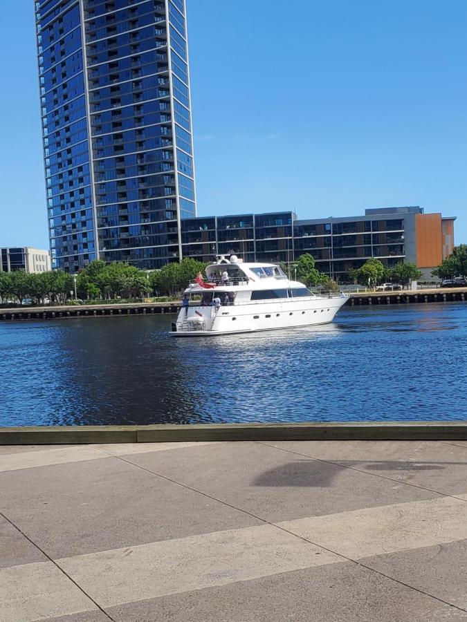 Yarra River Waterfront Stunning Water View Two Entrance Big Fire Works Downstairs Paid Swimming Pool Gym And Private Free Tram Hostel *
