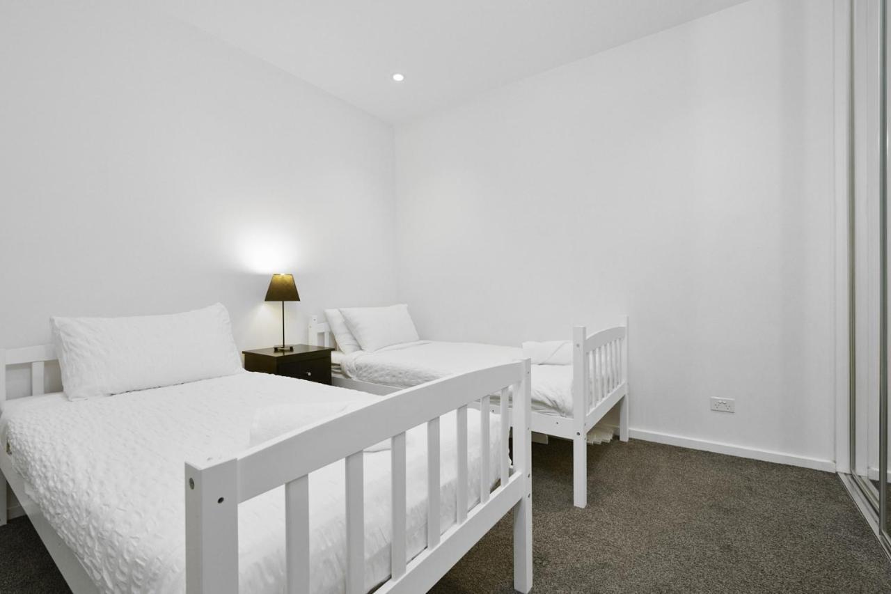 Road 151 With Pool, Parking And Gym * Melbourne