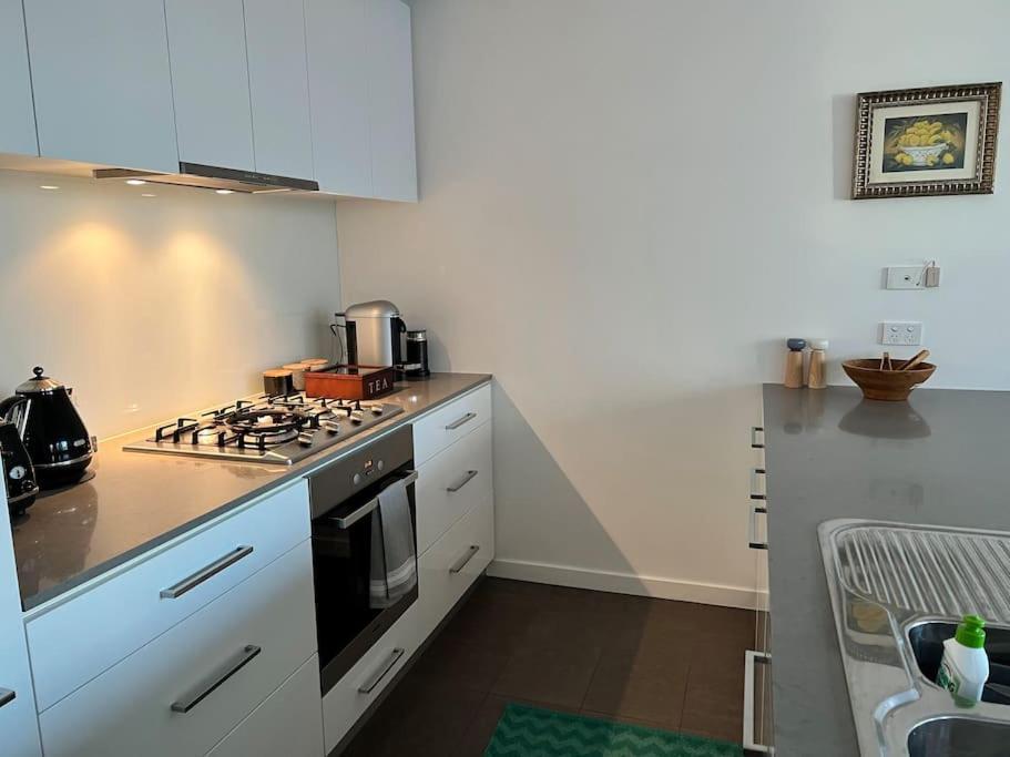 Apartment 17 Floor Waterfront Docklands 2br 2car Melbourne