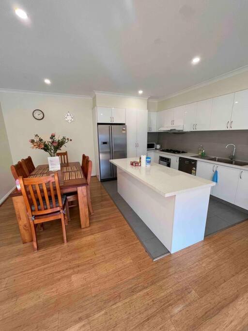 Spacious & Sunny 2br With Garage,11 Min To Airport Holiday home Melbourne