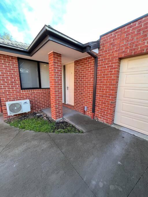 Holiday home Spacious & Sunny 2br With Garage,11 Min To Airport