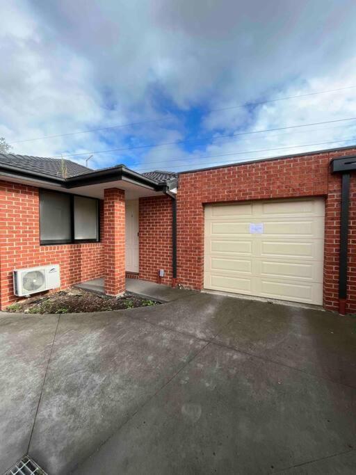 Holiday home Spacious & Sunny 2br With Garage,11 Min To Airport Melbourne