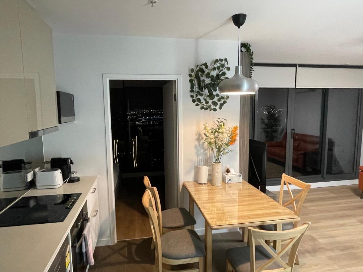 Apartamento Super Luxury 2 Bedroom Well Furnished With Marvellous Views Convenient Location 1 Free Parking Melbourne