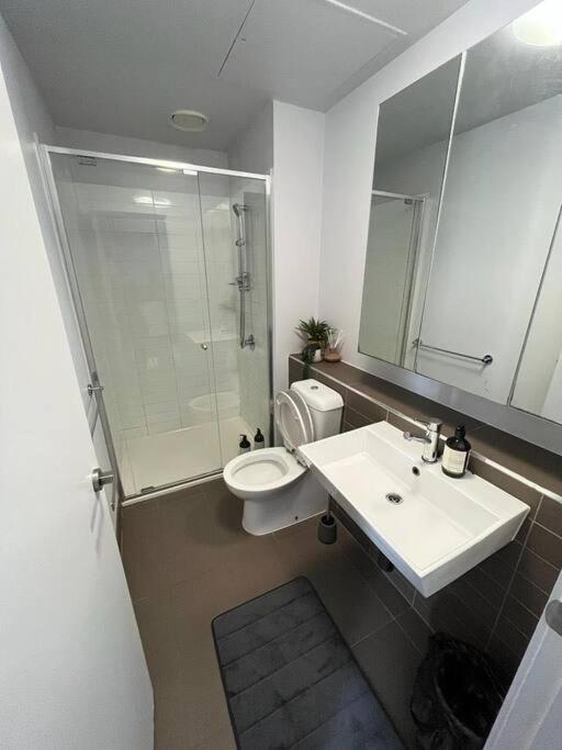 Beautiful Unit W/ Pool, Gym, Sauna& Free Carpark Melbourne