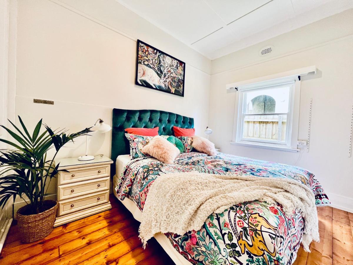 Charming King Beds Period With Amazing Rumpus And Outdoor Chimnea In Inner East Villa