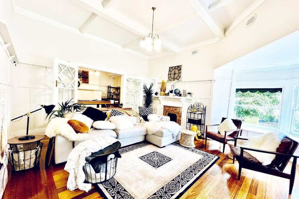 Charming King Beds Period With Amazing Rumpus And Outdoor Chimnea In Inner East * Melbourne
