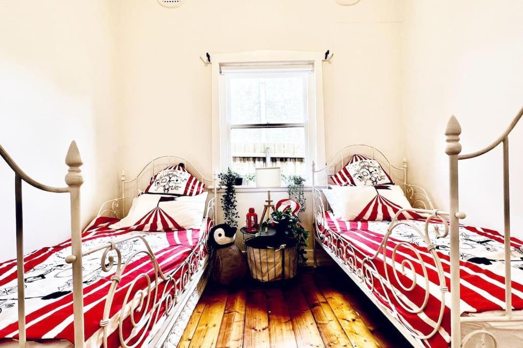 Charming King Beds Period With Amazing Rumpus And Outdoor Chimnea In Inner East * Melbourne