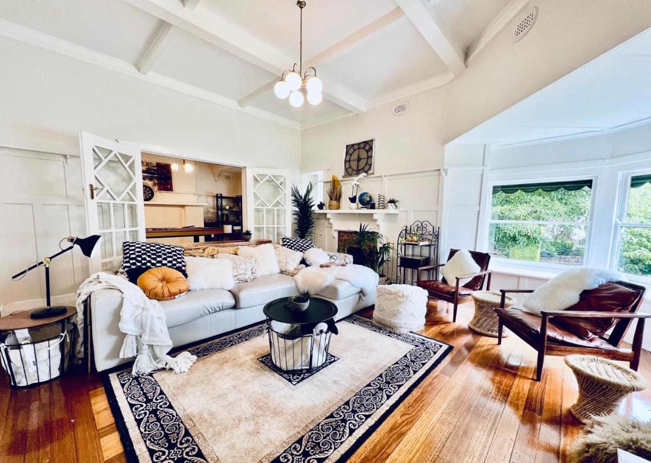 Charming King Beds Period With Amazing Rumpus And Outdoor Chimnea In Inner East Villa