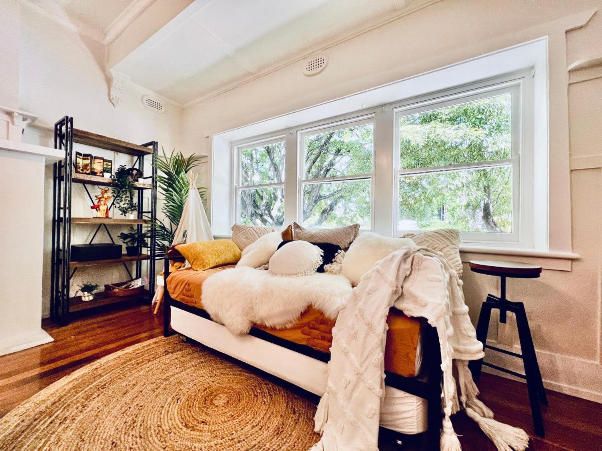 Charming King Beds Period With Amazing Rumpus And Outdoor Chimnea In Inner East *