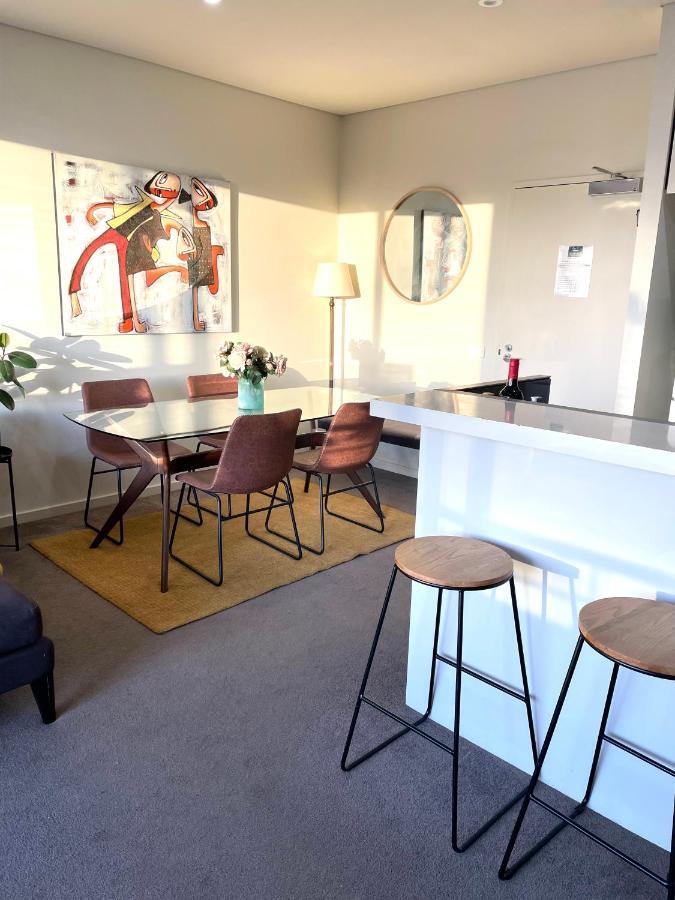 Beautiful Bay Views Huge 3-bedroom Office, Pool, Gym, 2 Car Spaces And So Much Apartment Melbourne