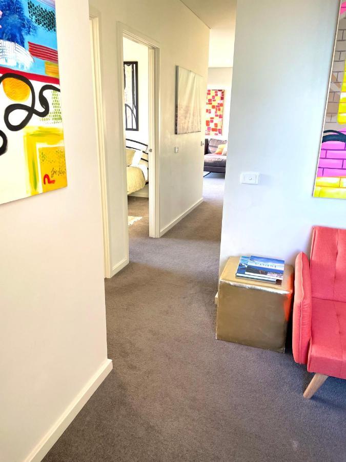 Apartment Beautiful Bay Views Huge 3-bedroom Office, Pool, Gym, 2 Car Spaces And So Much Melbourne