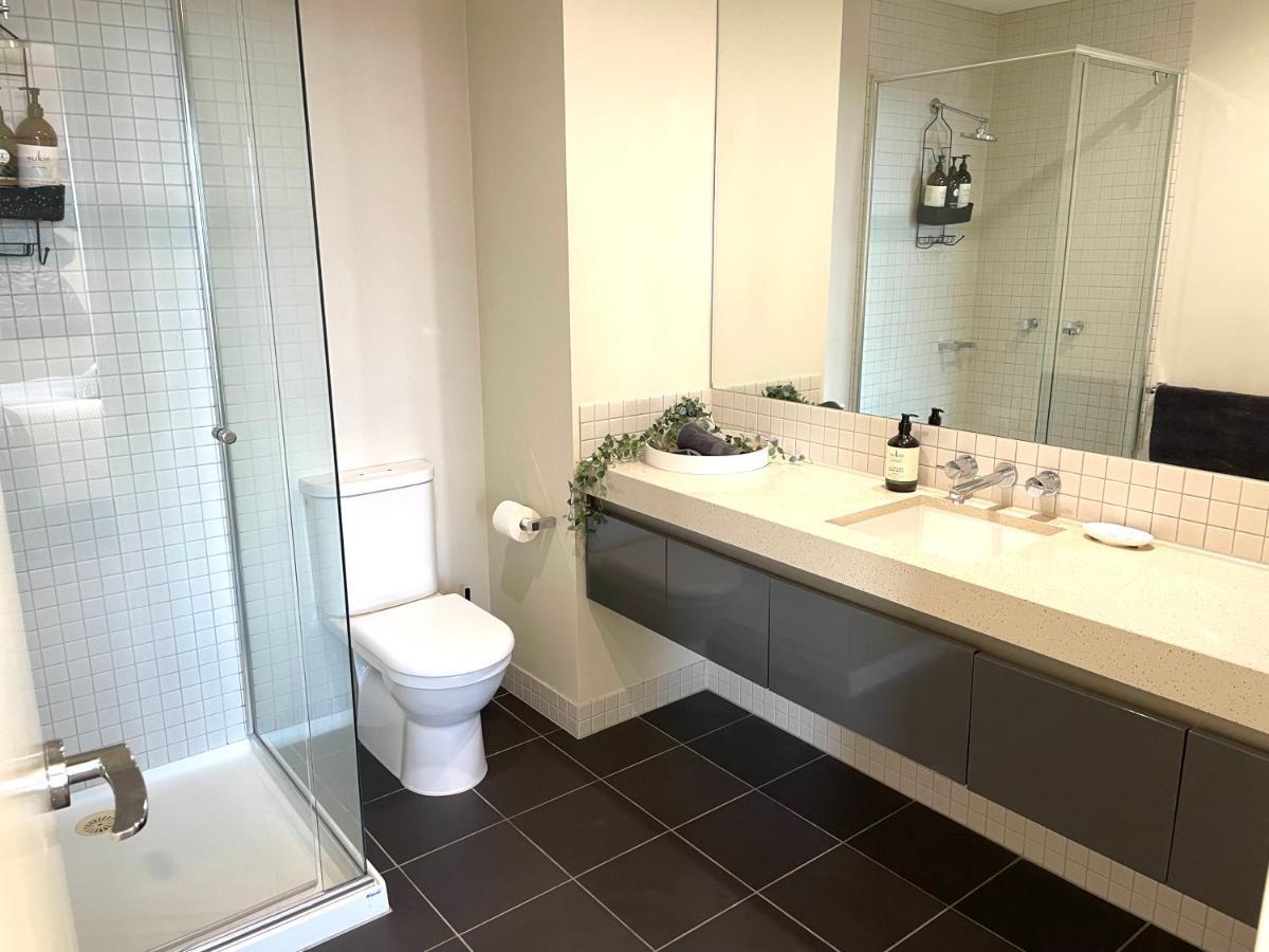 Beautiful Bay Views Huge 3-bedroom Office, Pool, Gym, 2 Car Spaces And So Much * Melbourne