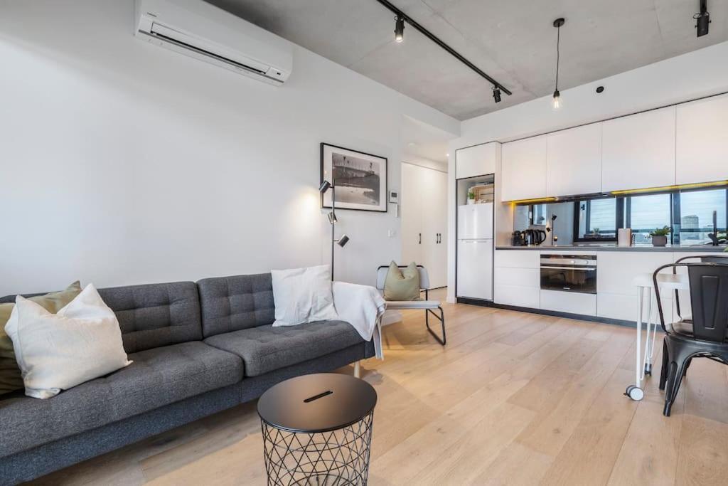 Lovely 2 Bedroom With Views To South Yarra - 03178 Apartment