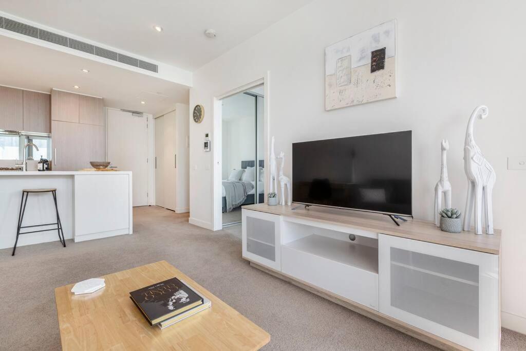 Apartment Lovely 1 Bedroom With Free Parking On Premises - 00209 *