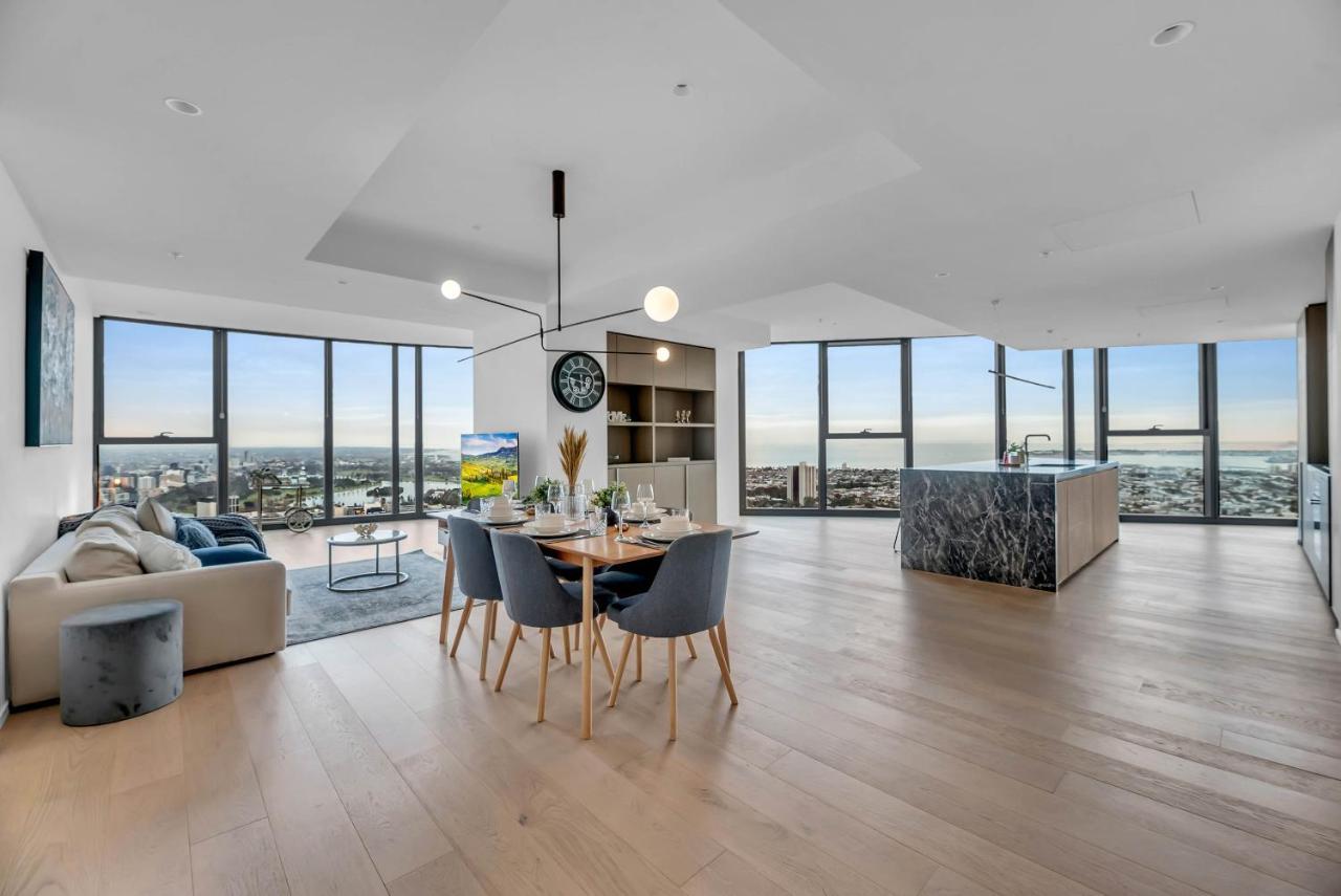 Luxe Panoramic 3 Bedroom Penthouse With Onsite Parking
