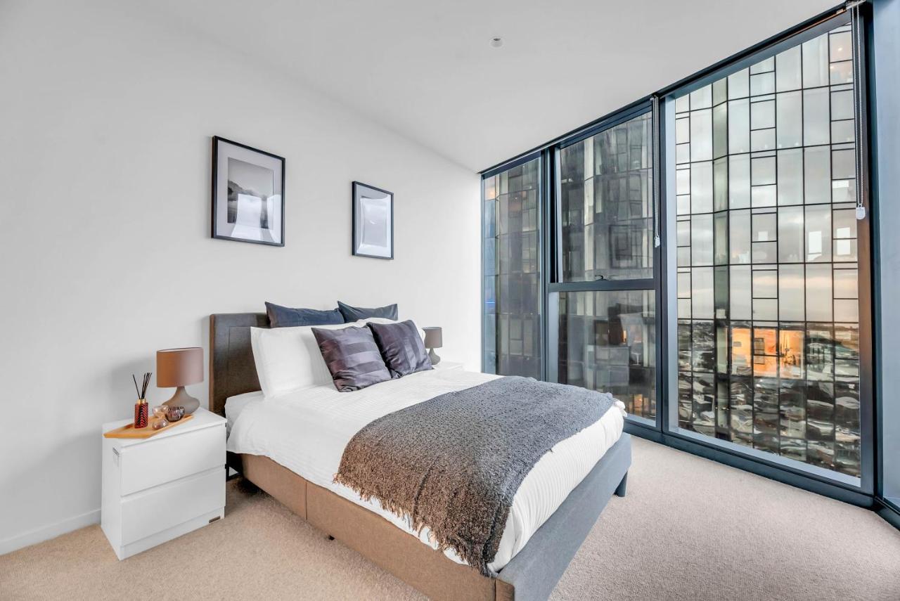 Luxe Panoramic 3 Bedroom Penthouse With Onsite Parking Melbourne