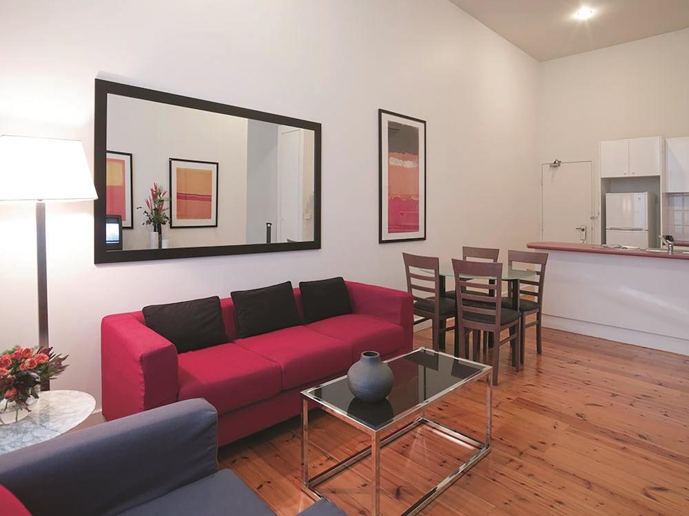 Adina Flinders Street Aparthotel 4*