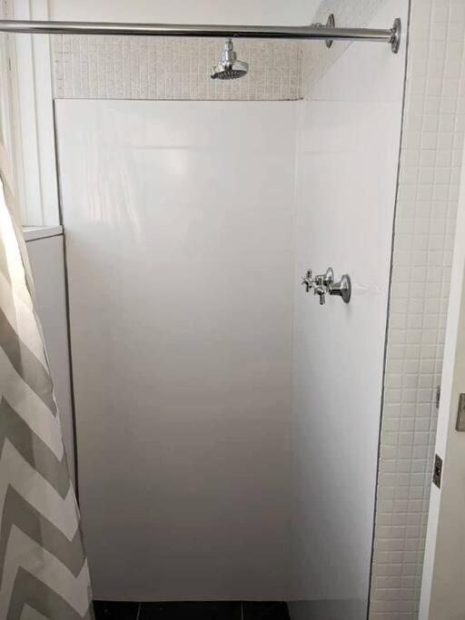 *promo* 2-bedroom Next To Train Station! * Melbourne