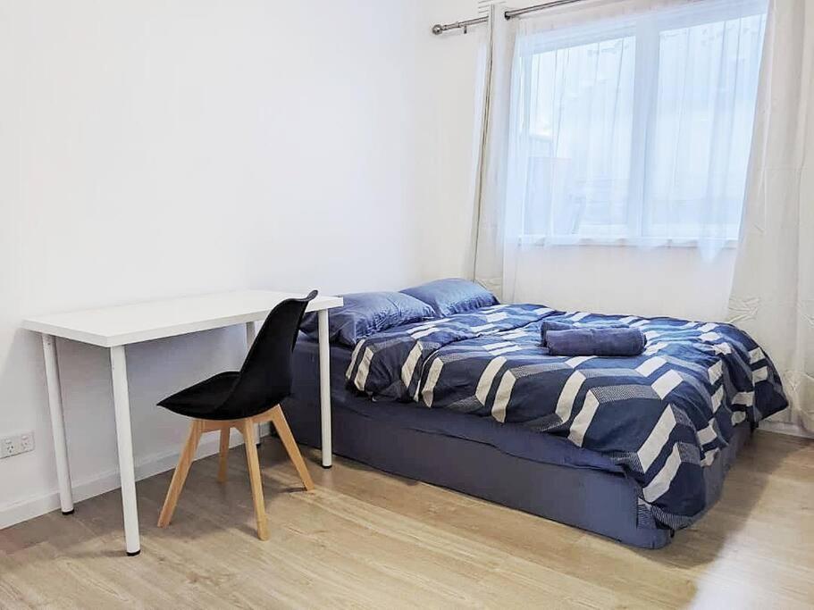 Villa *promo* 2-bedroom Next To Train Station!
