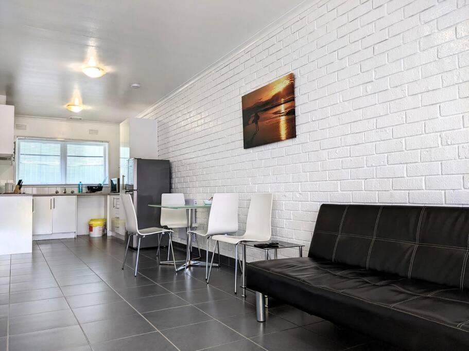 Villa *promo* 2-bedroom Next To Train Station! Melbourne