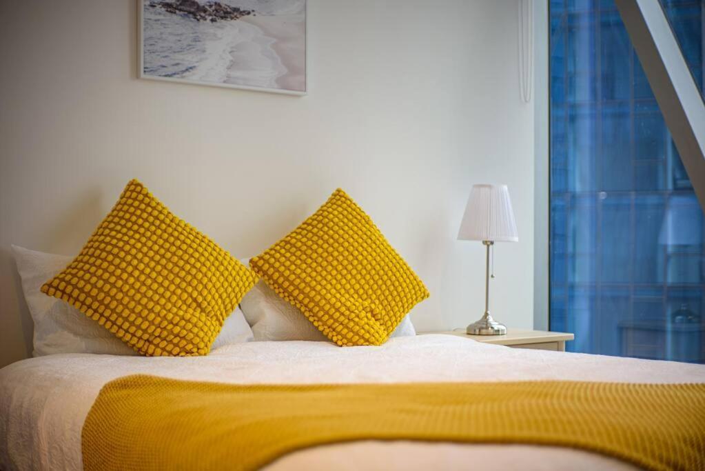 Exceptional Views 2bdr2bath Apt In Cbd Apartment *