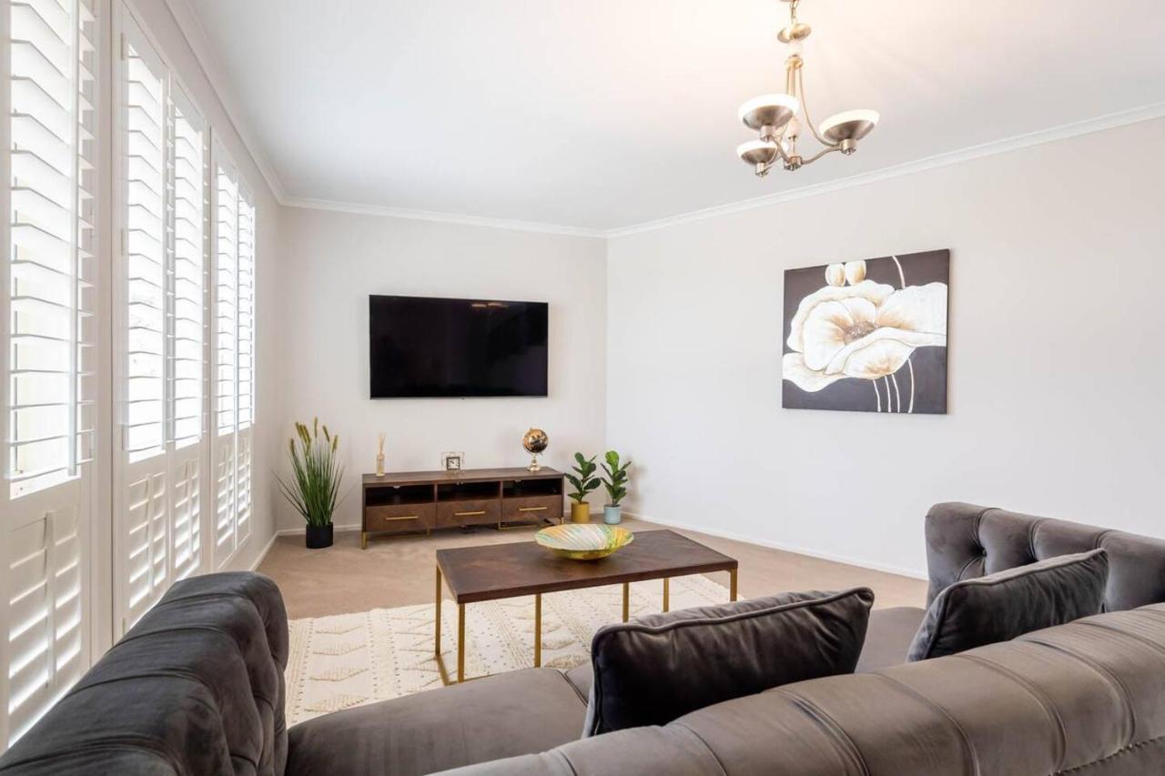 Holiday home 'the Moondah Manor' A Poolside Family Retreat Melbourne