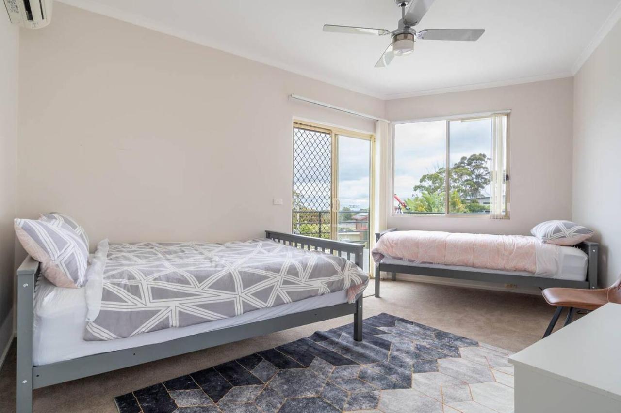 'the Moondah Manor' A Poolside Family Retreat Holiday home