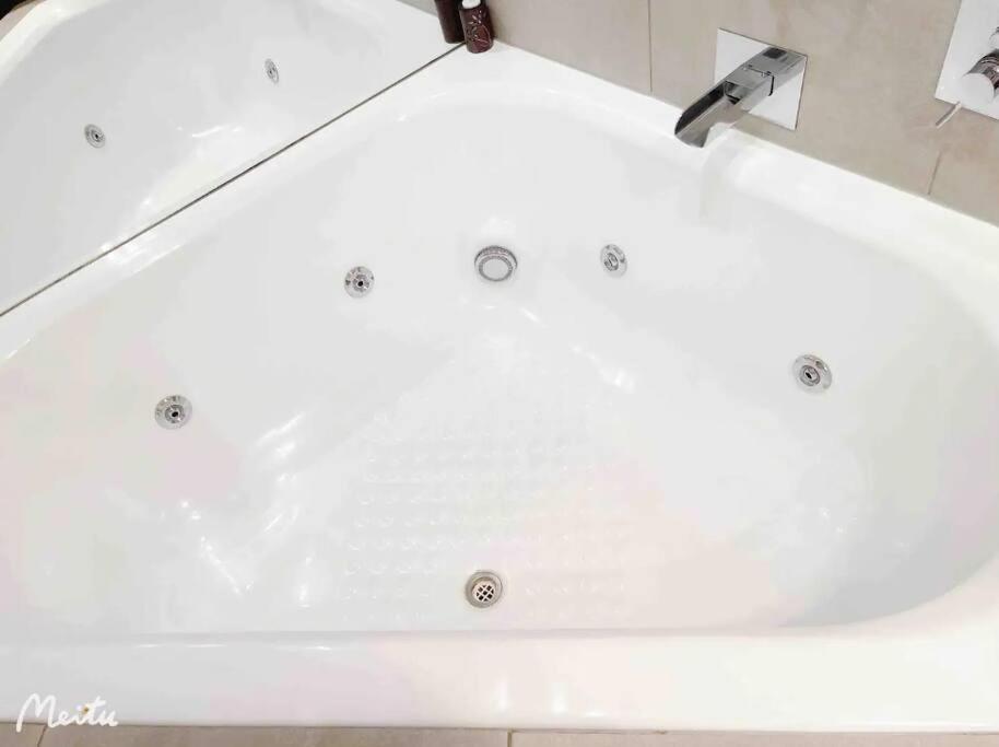 Glamorous 2bdr With Hot Tube In Southmel Holiday home *