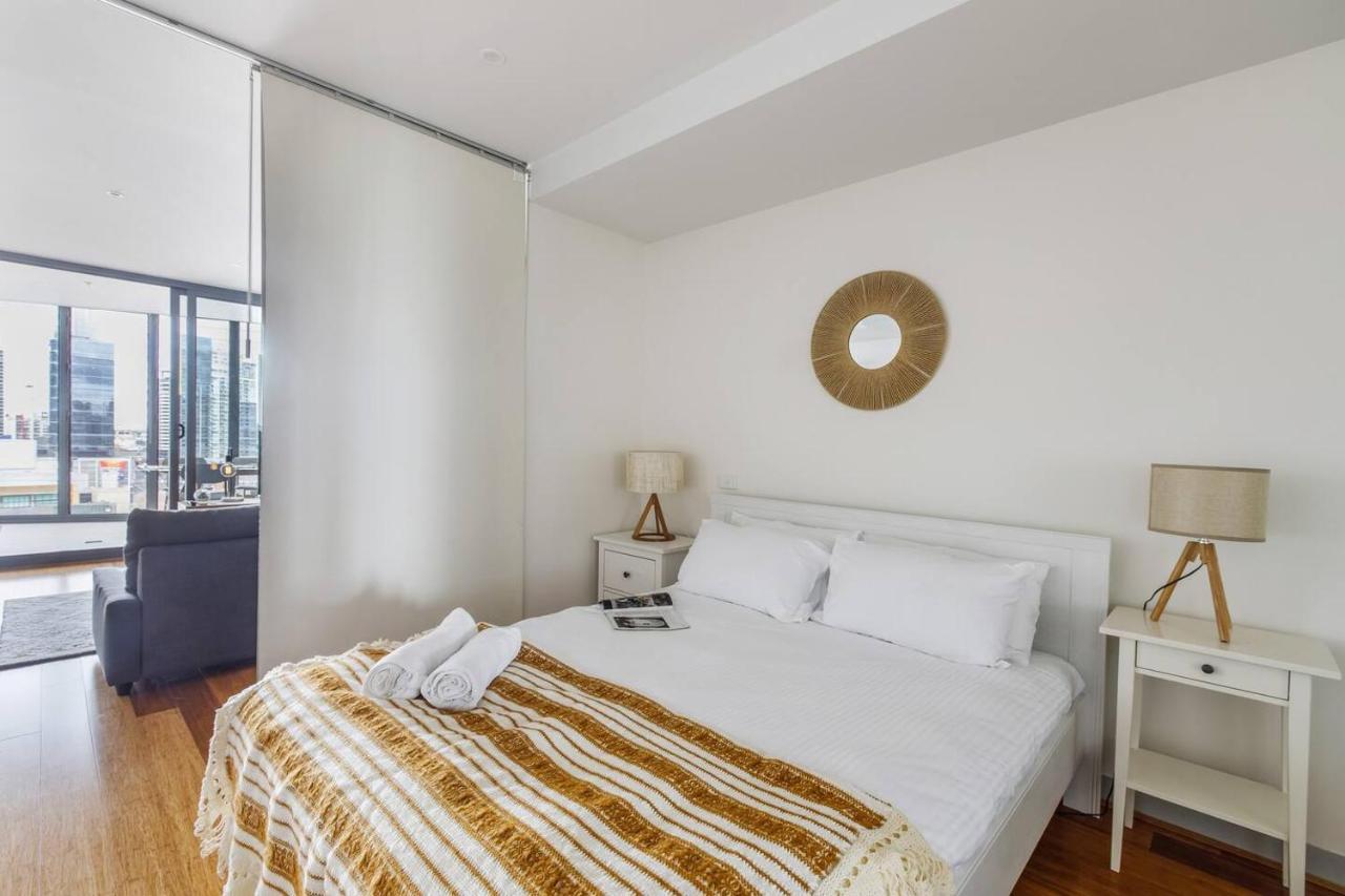 On The Banks Of The Yarra - Of Living Apartment