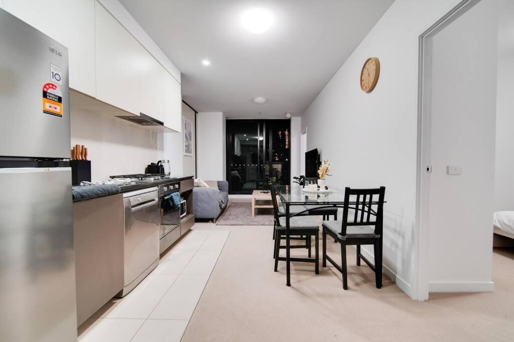 Apartment Convenient 2 Bedroom W Free Parking