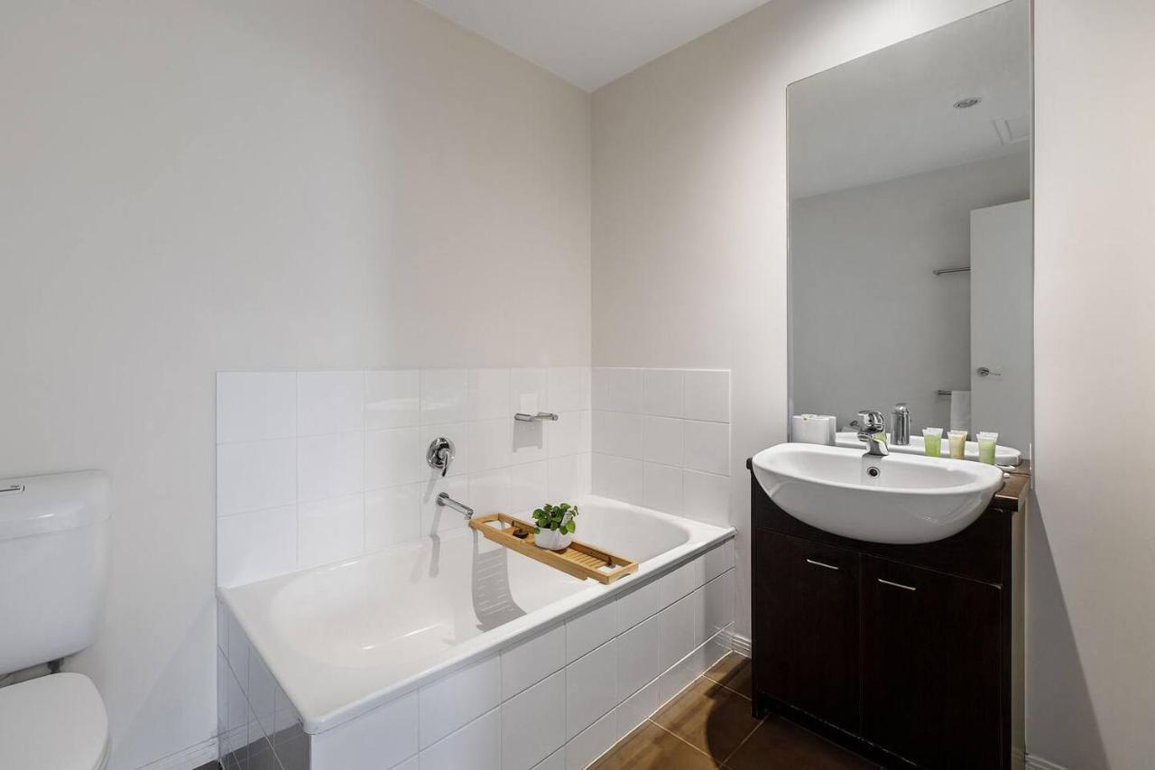 'the Loft' A Chic City-fringe Balcony Hideaway Melbourne