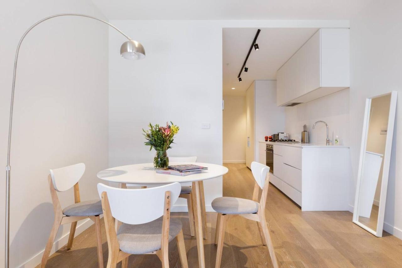 Chasing Skylines - Chic & Contemporary Living Apartment Melbourne