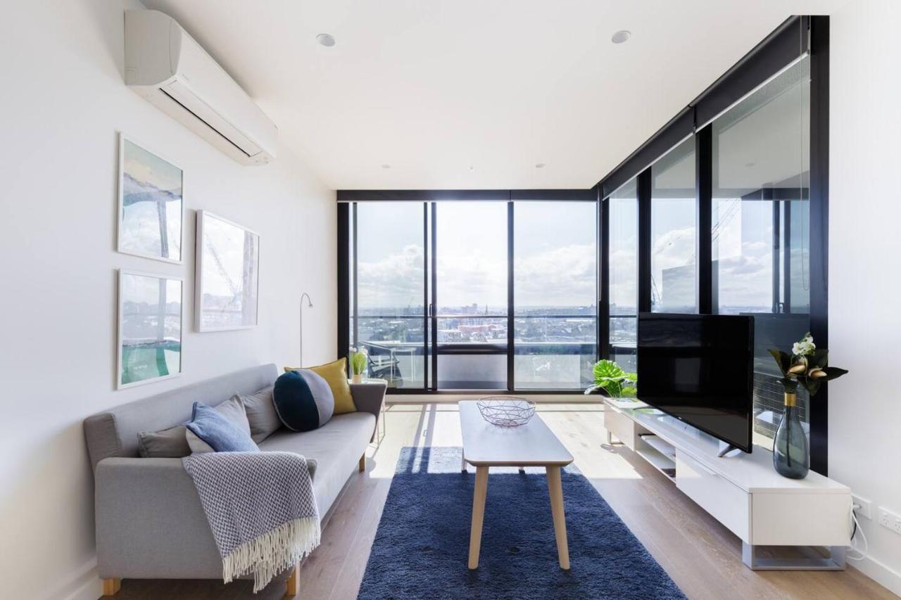 Chasing Skylines - Chic & Contemporary Living Apartment *