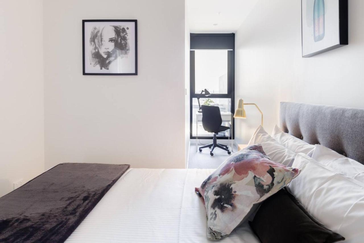 Chasing Skylines - Chic & Contemporary Living Apartment Melbourne