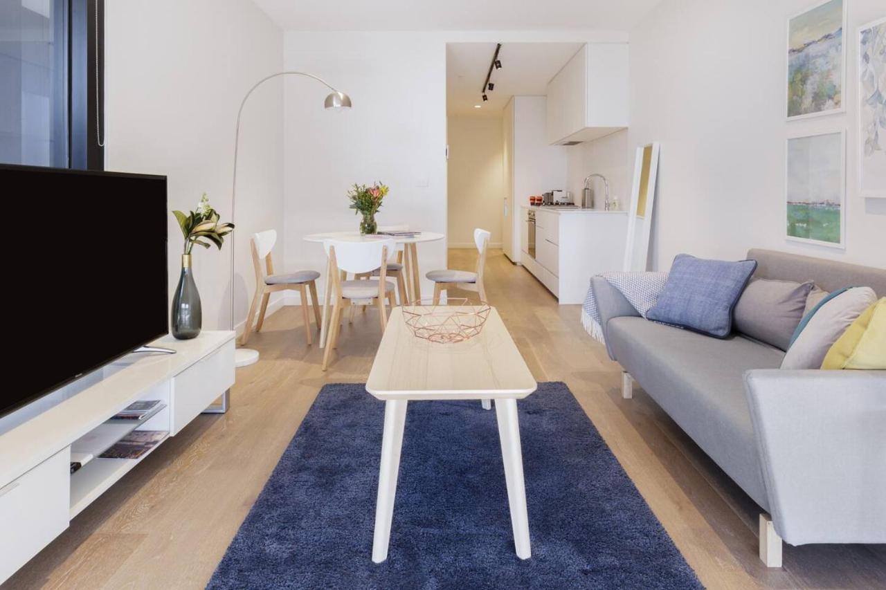 Chasing Skylines - Chic & Contemporary Living Apartment Melbourne