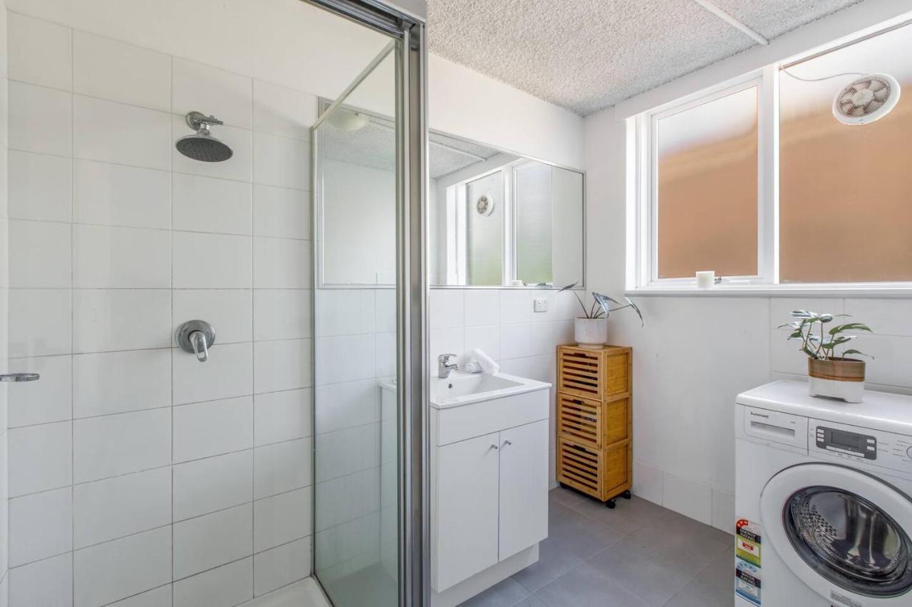 Dalgety Downtown - A Sunny St Kilda Hideaway Apartment