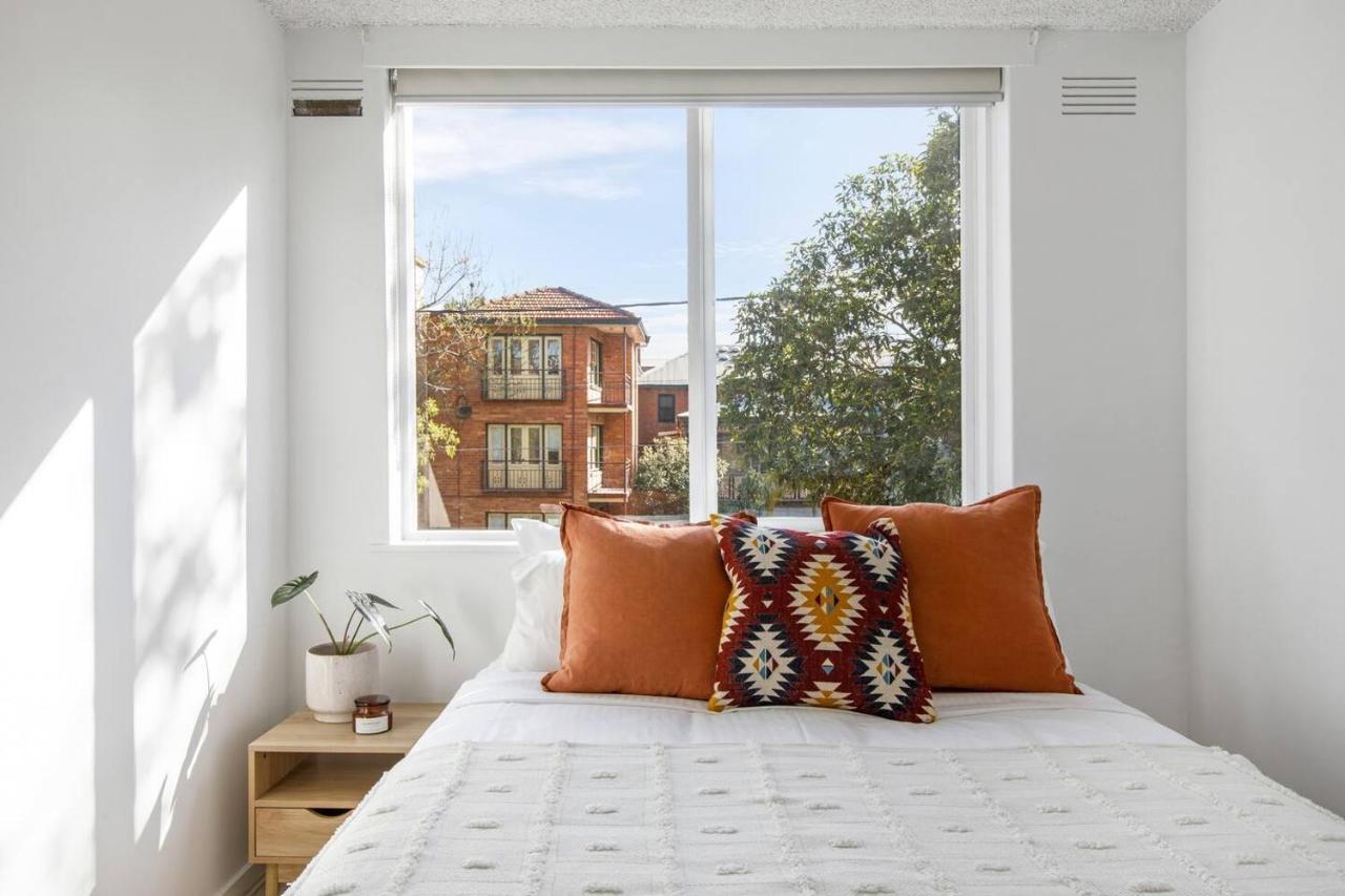 Dalgety Downtown - A Sunny St Kilda Hideaway Apartment