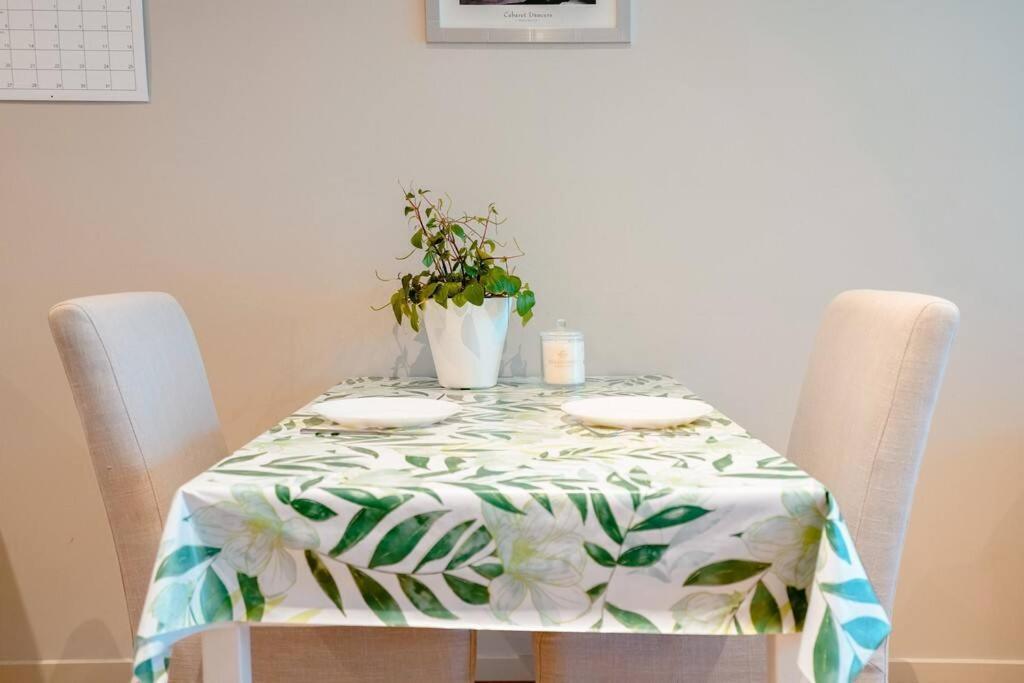 Port Melb 1bdrm Apt Near Bay St * Melbourne
