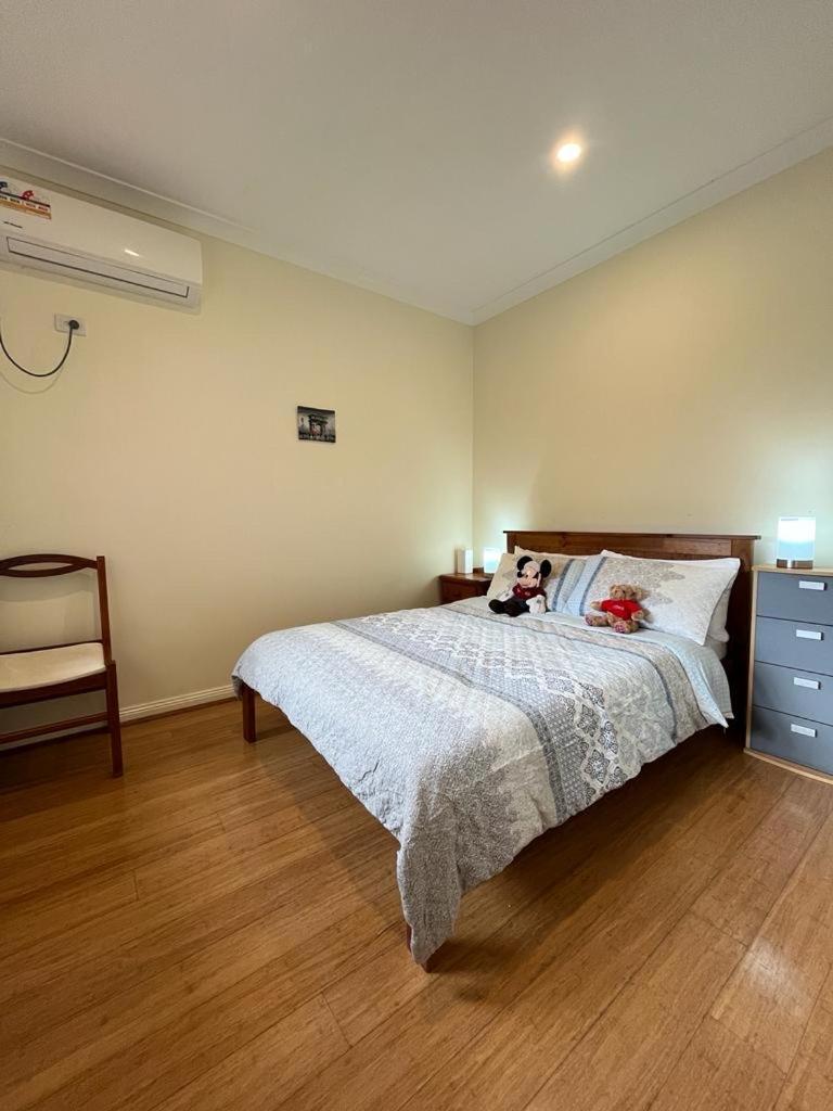 Spacious & Sunny 2br With Garage,11 Min To Airport Melbourne