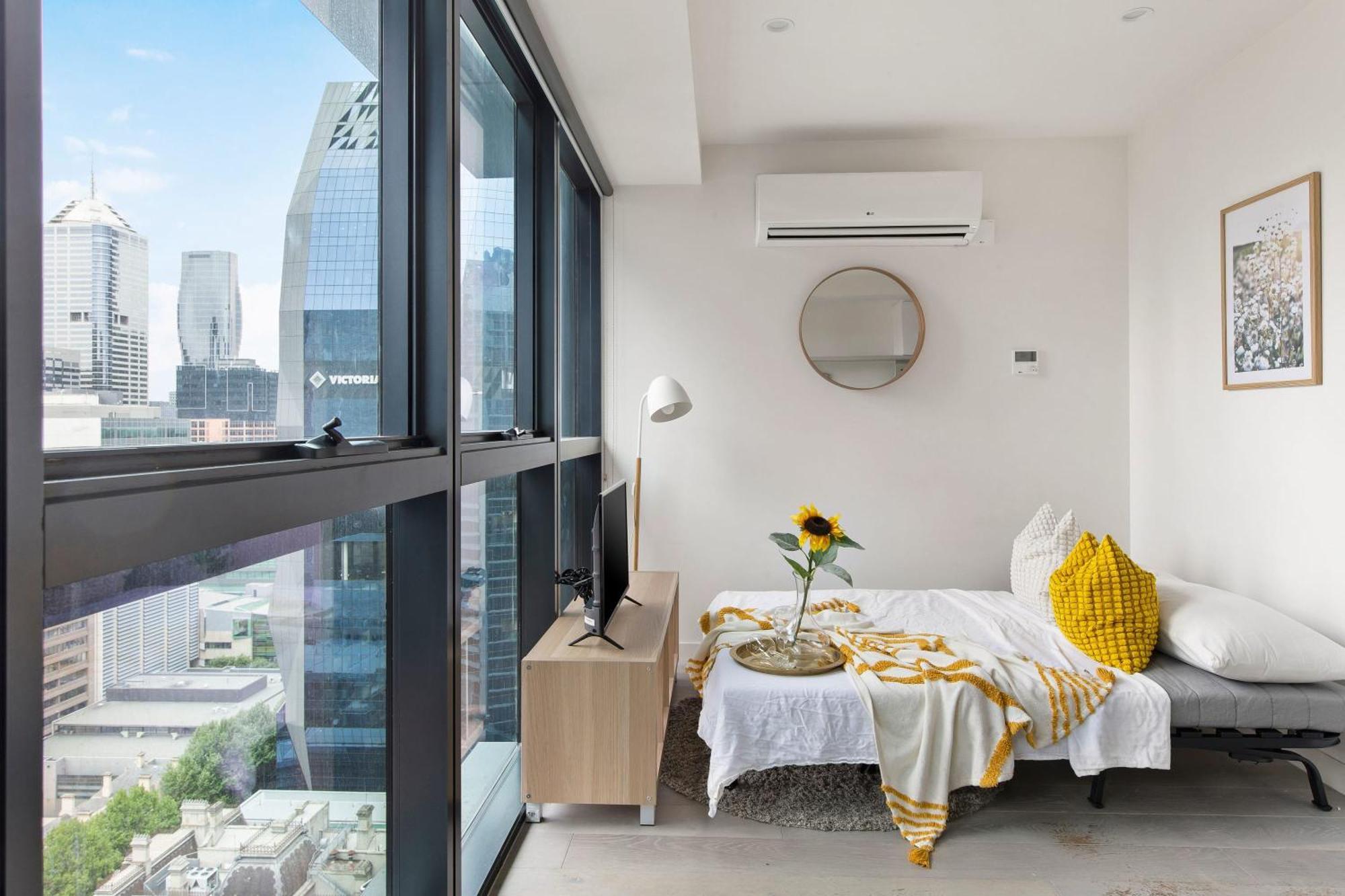 A Comfy & Stylish Near & Qv Apartment