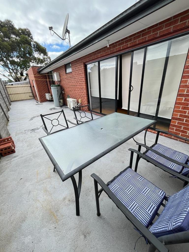 Spacious & Sunny 2br With Garage,11 Min To Airport Holiday home Melbourne