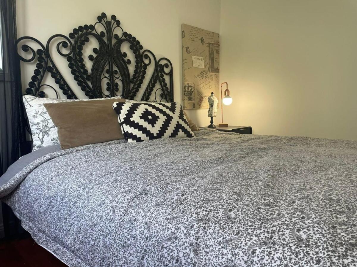 Evies White House Oasis I Pool & Close To Airport Holiday home