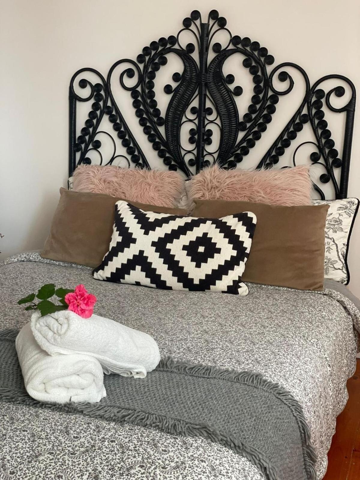 Holiday home Evies White House Oasis I Pool & Close To Airport
