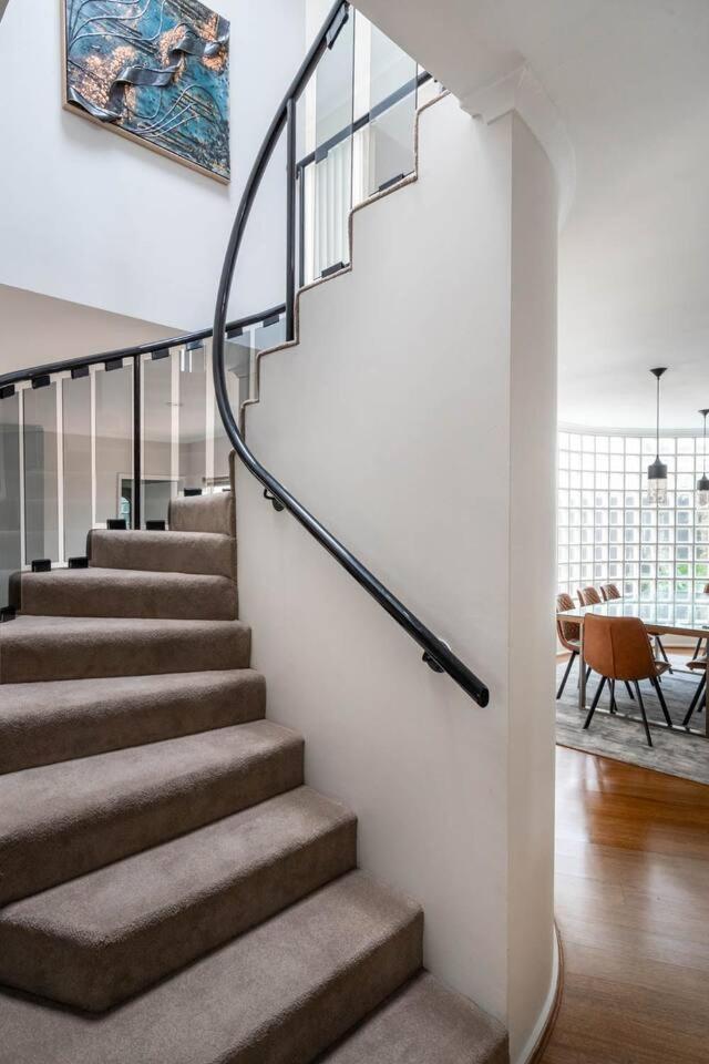 'the Moondah Manor' A Poolside Family Retreat Melbourne