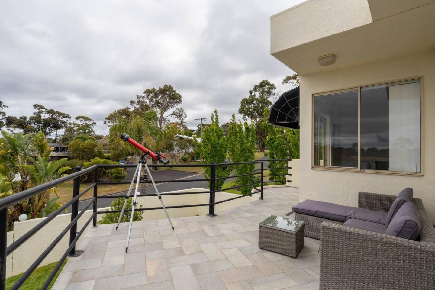 'the Moondah Manor' A Poolside Family Retreat Holiday home *