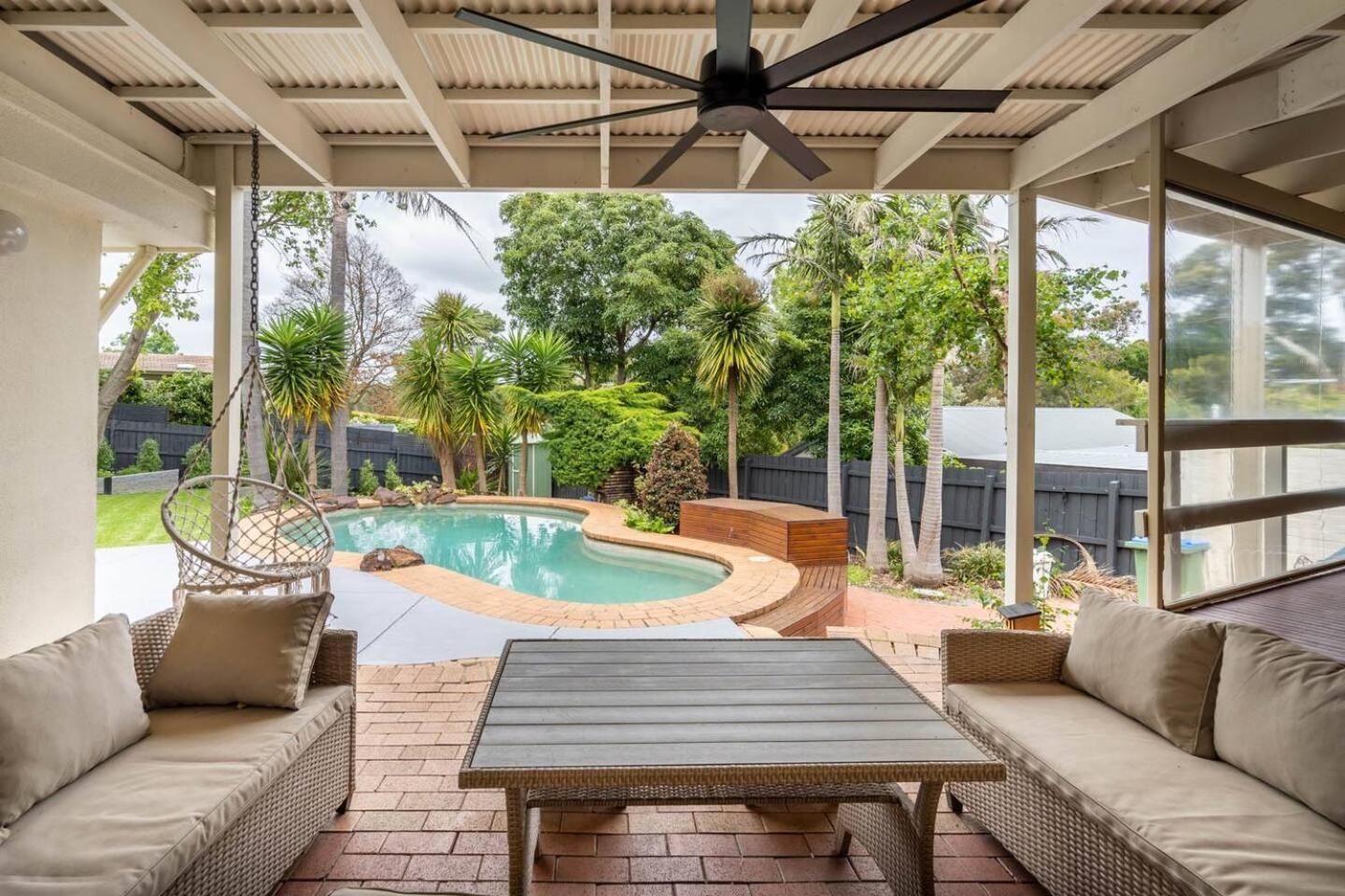 Holiday home 'the Moondah Manor' A Poolside Family Retreat