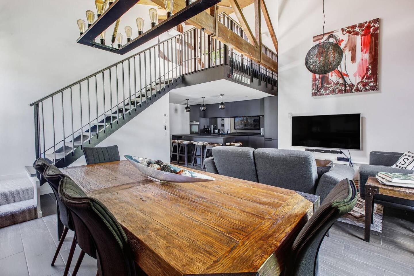 Ultra-chic Floor New York Style Loft *